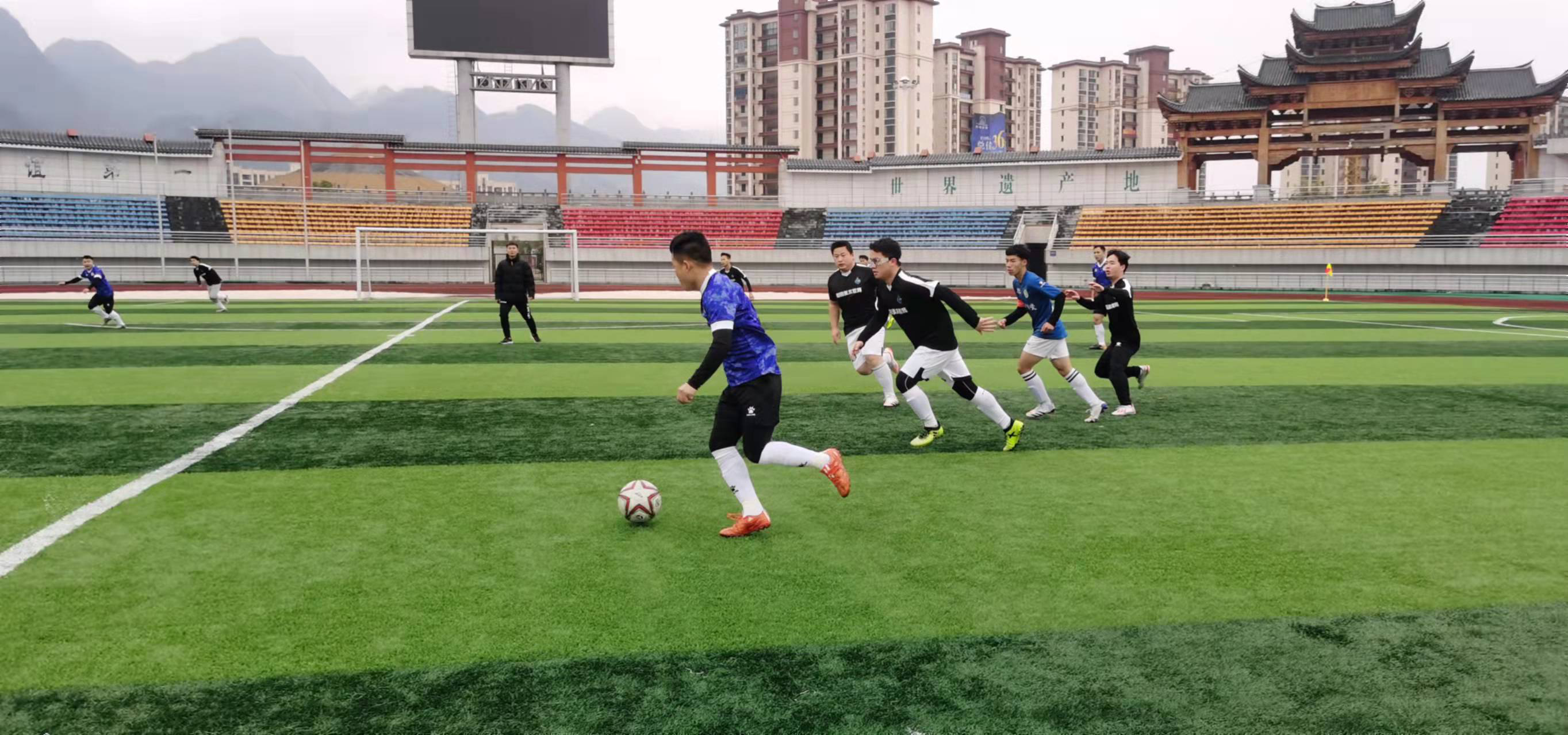 体现出他对 体现出他对